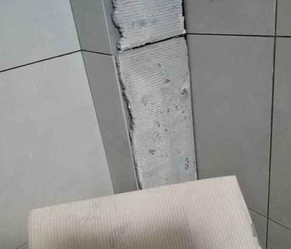 岳池瓷砖空鼓维修公司分享下厨房瓷砖脱落的补救措施。